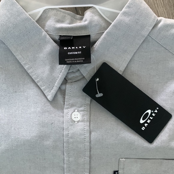 Oakley button down - Picture 3 of 3
